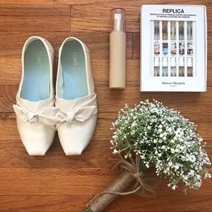 NWT Toms with Bow Tie Ivory Grosgrain Toms Size 5